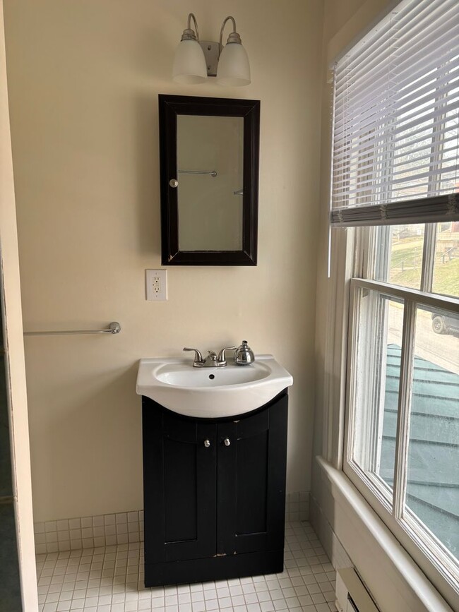 Building Photo - 814 W Beverley St