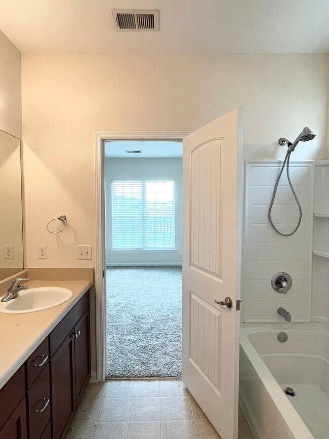 Building Photo - 3 Bedroom, 1 bath, with fenced in backyard...