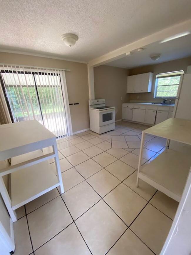 Building Photo - 3 Bed 1 Bath Home With Washer Dryer Hook U...