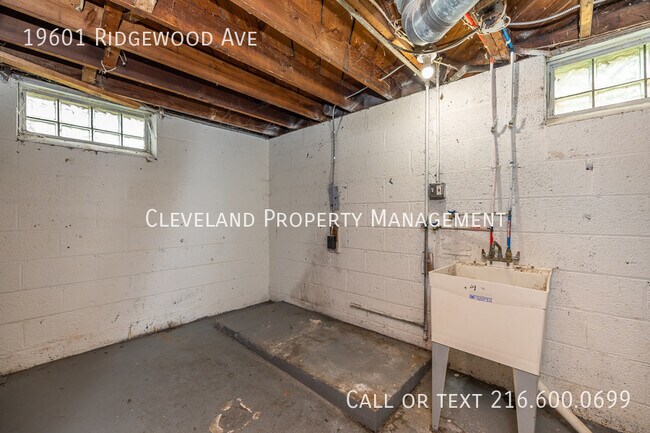 Building Photo - 19601 Ridgewood Ave