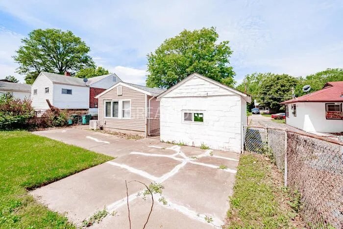 Building Photo - 812 N Elm Ave