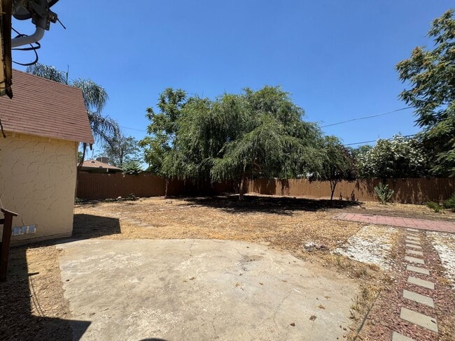 Building Photo - 4789 E Hedges Ave
