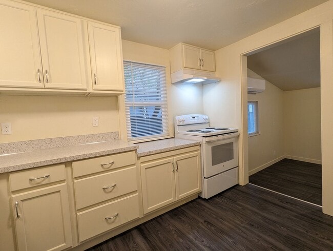 Building Photo - Remodeled Studio apartment- Great location in downtown Eugene!