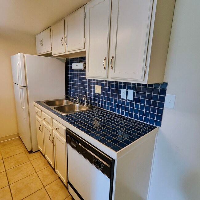 Building Photo - Condo Available At Chateau Village West wi...