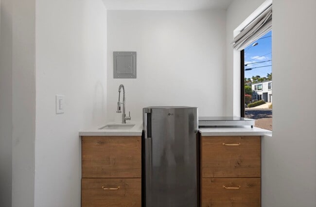 Building Photo - 1 Bedroom 1 Bathroom Studio in Pacific Beach.