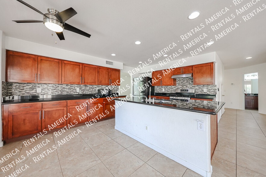 Building Photo - 820 N Granada Dr