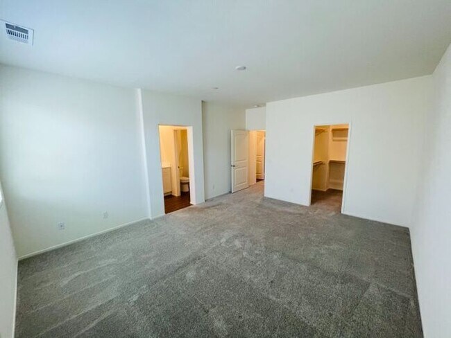 Building Photo - 30316 Town Square Dr