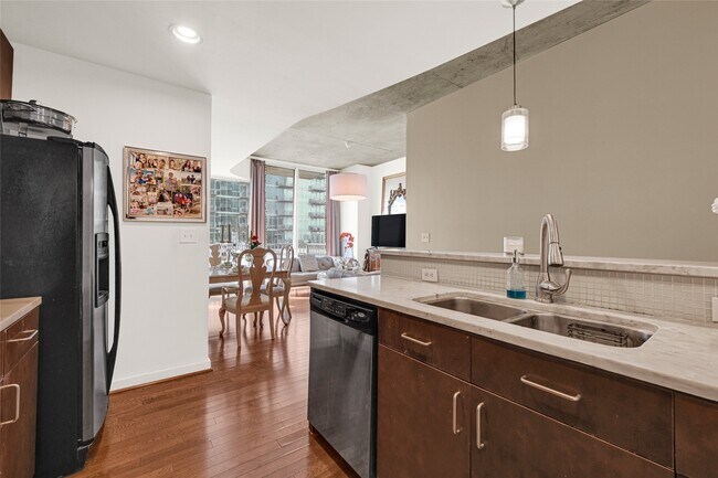 Building Photo - 5925 Almeda Rd