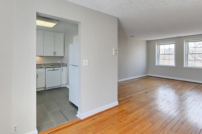 Light and bright unit - 2873 S Buchanan St