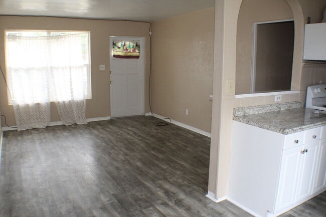 Building Photo - 3 bed house for rent