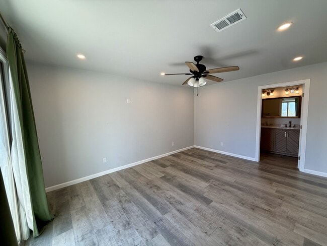 Building Photo - 121 W Branch St