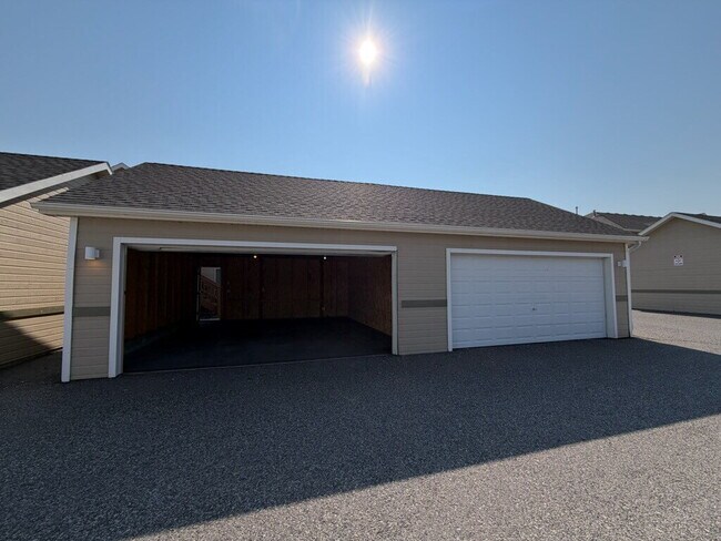 Building Photo - 825 Forest Glen #E