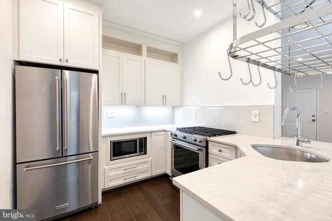 Building Photo - Beautifully updated 2 bed 2 bath patio-lev...