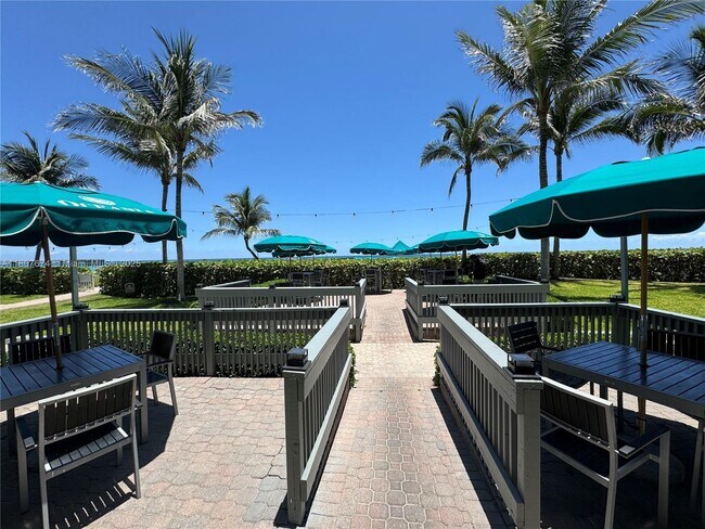 Building Photo - 16425 Collins Ave