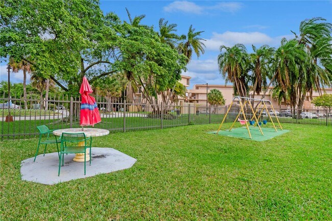 Building Photo - 8889 Fontainebleau Blvd