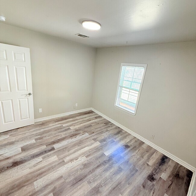 Building Photo - 4004 SE 25th St