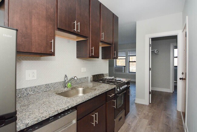 Building Photo - 725 W Brompton Ave