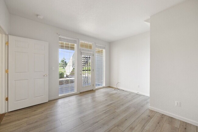 Building Photo - "Chic & Spacious 2-Bed, 2-Bath Condo with Granite Elegance in Littleton!"