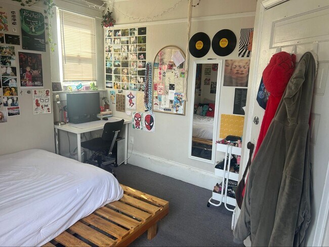 Building Photo - PRELEASE: Spacious 5+ bdrm/2 bath in York Neighborhood