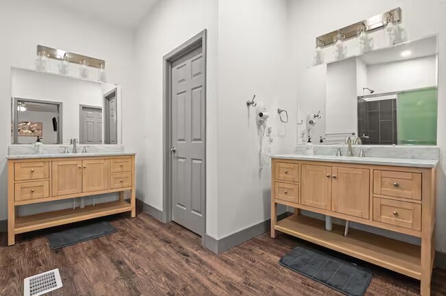 Building Photo - Fully Furnished Rental at Buffalo Springs Lake! All bills paid!