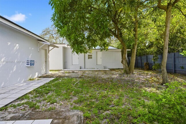 Building Photo - 465 NE 165th St