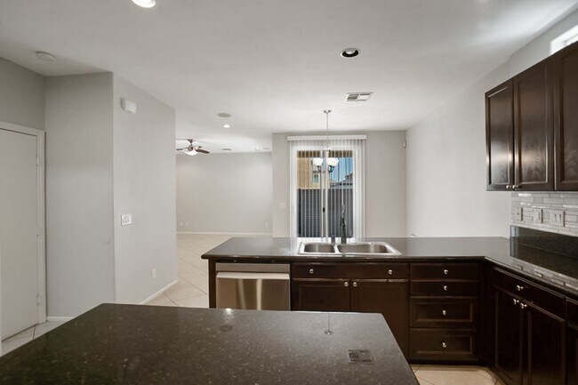 Building Photo - 4 Bedroom, 3 Den West Side Home