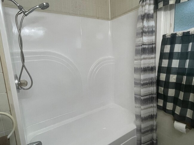 Building Photo - FRESH START ALERT – Springfield Rental!: 3...