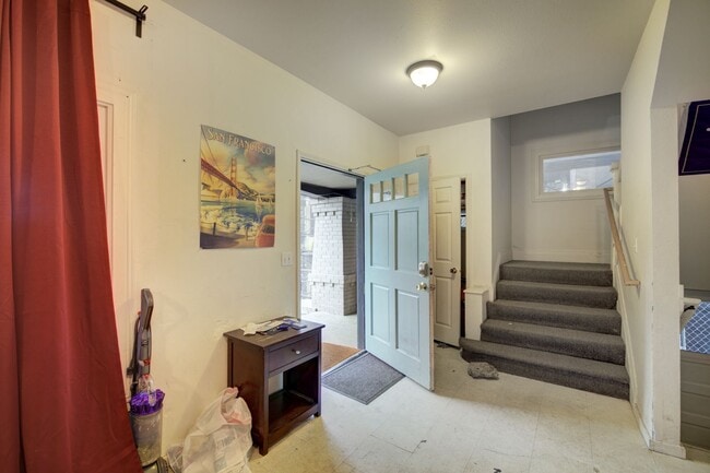 Building Photo - Huge U.W. Home Now Renting for September 2026