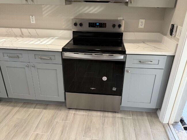 Building Photo - Large workshop available with home!