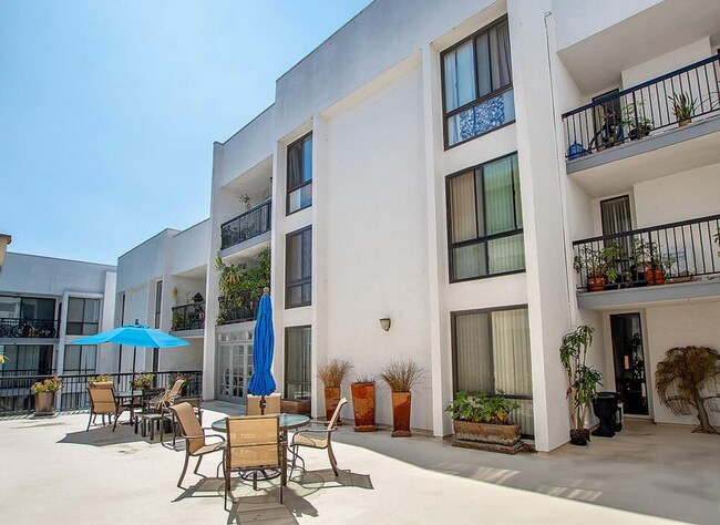 Sundeck - 906 N Doheny Dr