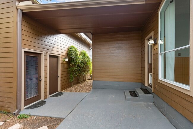 Building Photo - 6 E Cottage Green St