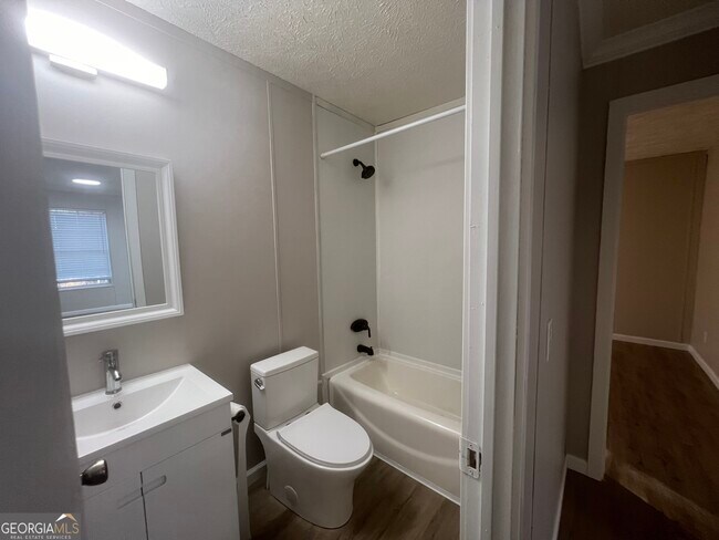 Building Photo - 71 Pine Ln