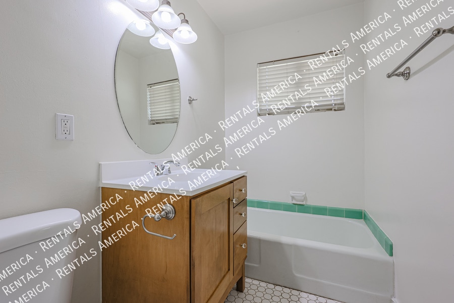 Building Photo - 2911 E Flower St