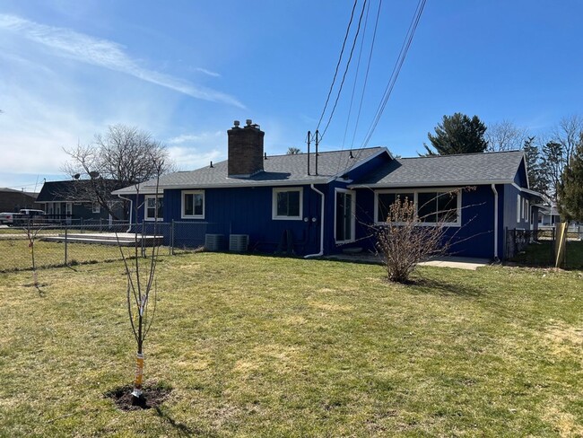 Building Photo - Spacious 2-BDR 2-BTH Duplex w/ Basement, G...