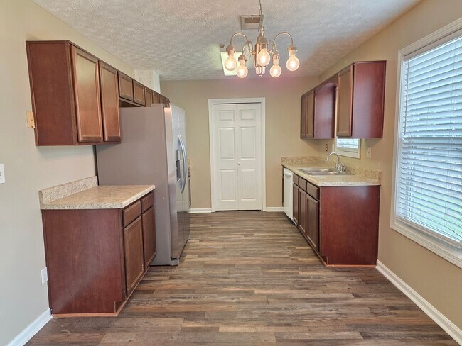 Building Photo - Rare 3 bed 2 bath ranch located in Acworth