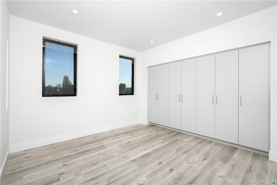 Building Photo - 5923 Laurel Canyon Blvd