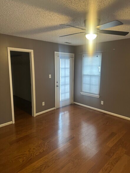 Building Photo - 5080 Heathglen Cir