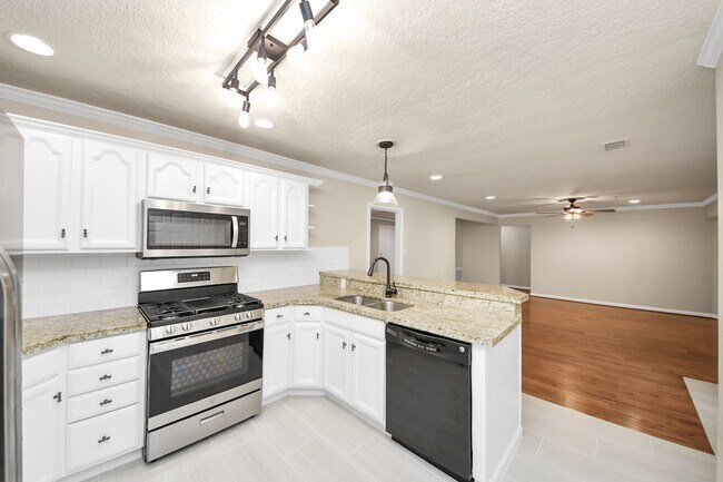 Building Photo - 2215 Gardenia Dr