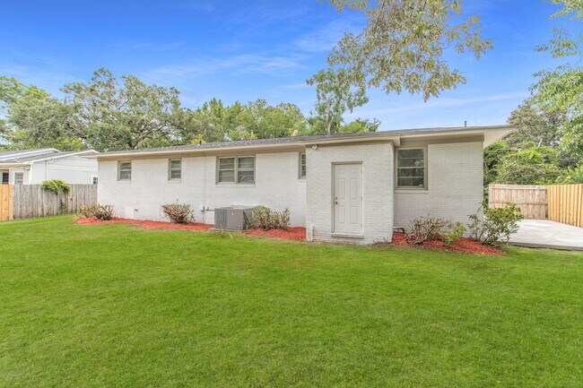 Building Photo - Students Welcome great 4 Bedroom House