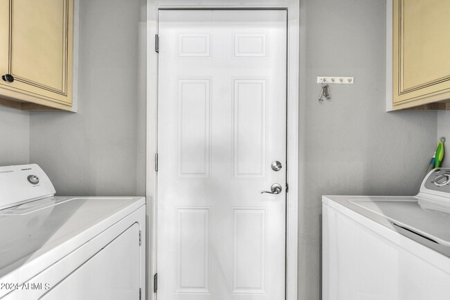 Building Photo - 8889 E Meadow Hill Dr