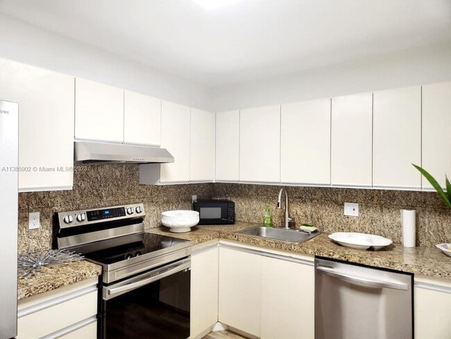 Building Photo - 2500 Parkview Dr