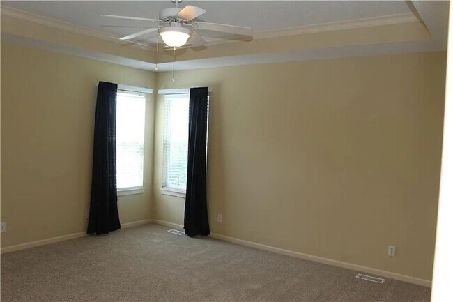 Building Photo - 732 Highland Dr