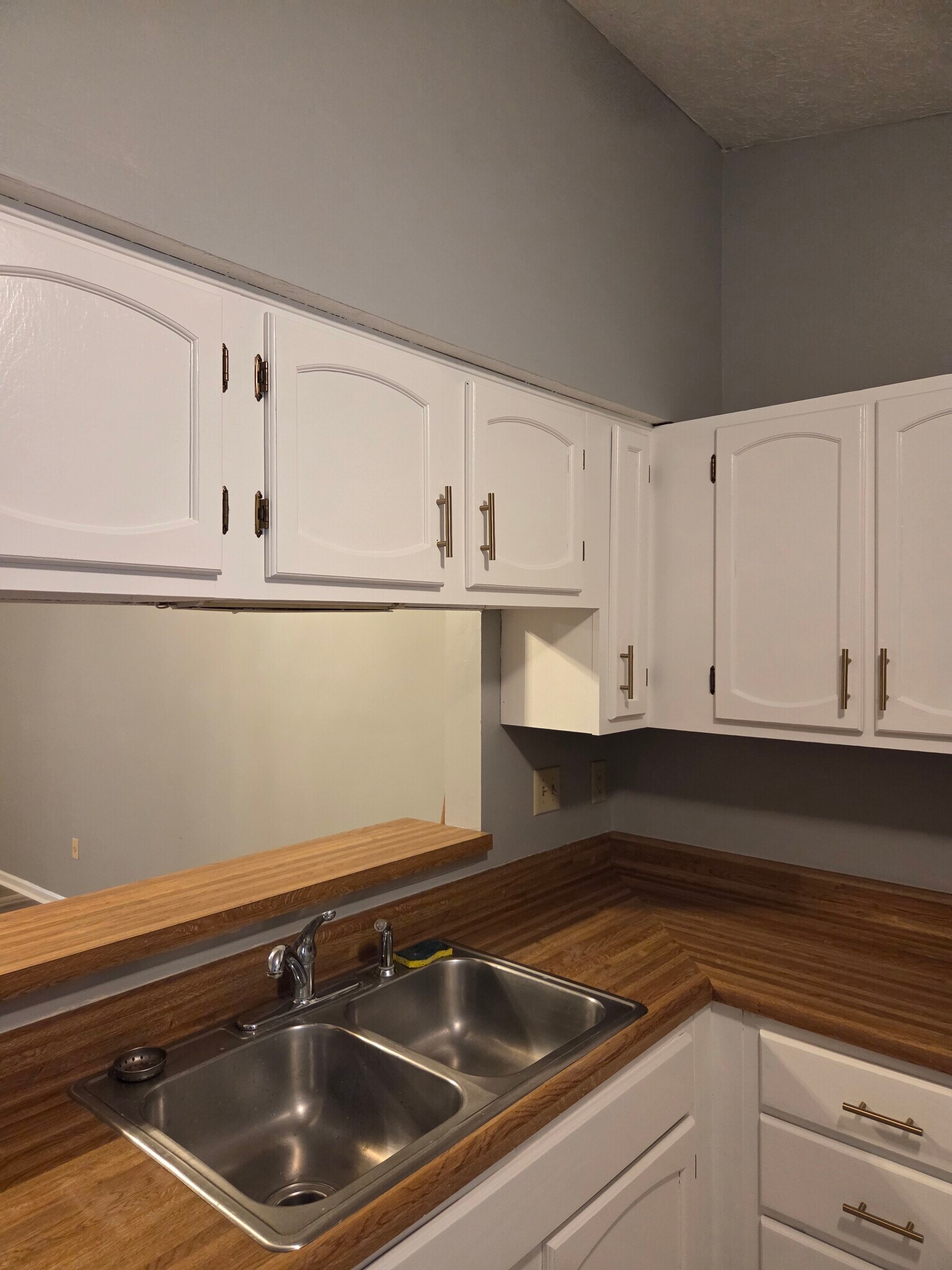 Breakfast bar in kitchen - 829 Applewood Ln