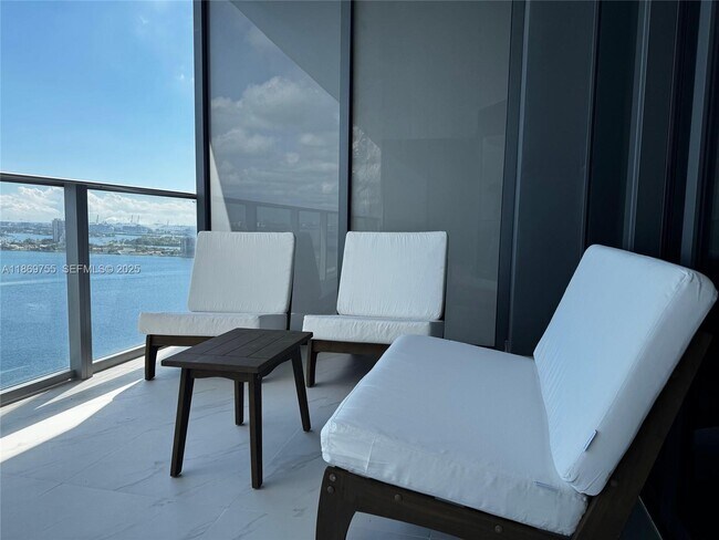 Building Photo - 700 NE 24th St