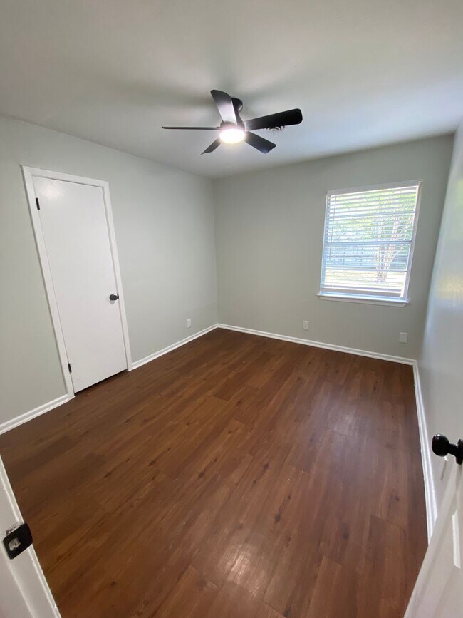 Building Photo - Recently Updated 3 Bedroom 2 Bath Minutes From Downtown