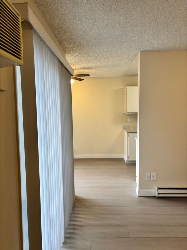 Building Photo - NEWLY REMODELED CONDO - 1 BED/1 BATH UPSTA...