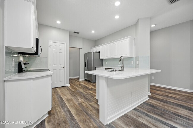 Building Photo - 4565 E Seneca Dr