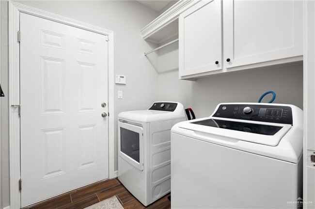 Building Photo - 1009 Sunny Dr