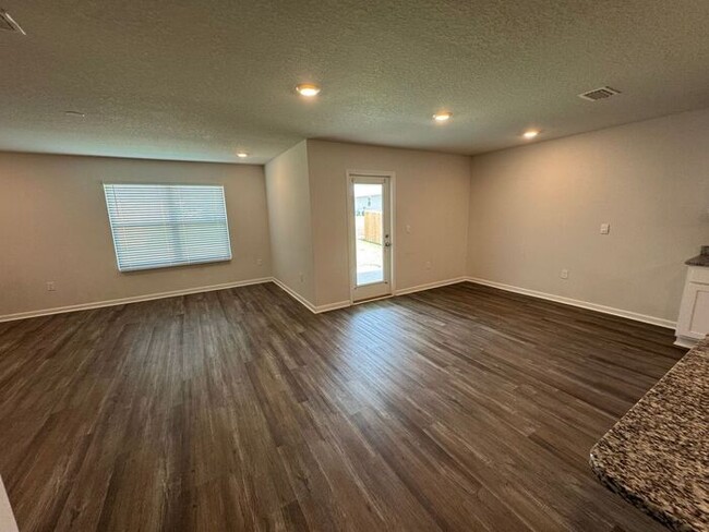Building Photo - Pensacola - Deer Run - 4 bed, 2 bath w/ co...