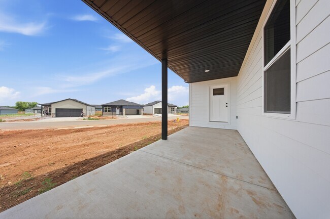 Building Photo - 870 s Orchard Way